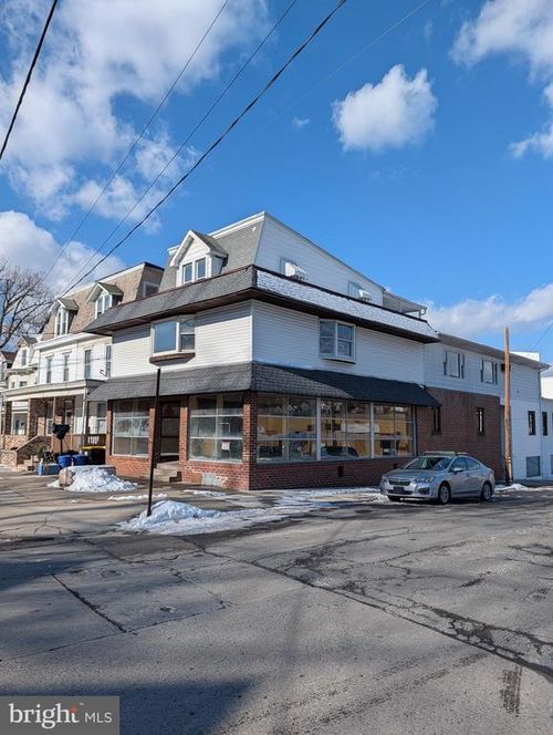 1942 W Market St, POTTSVILLE, PA, 17901-2043 | Card Image