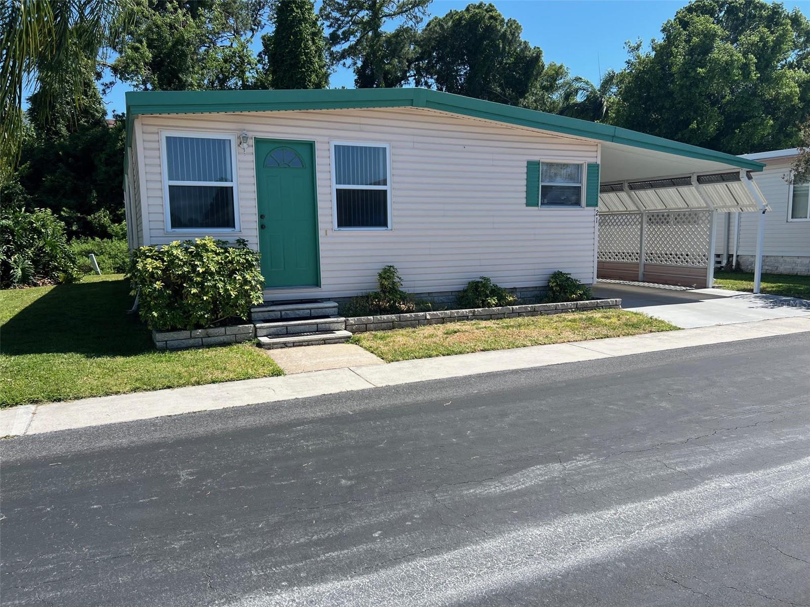 Royal Palm Cir, Largo, FL 33778