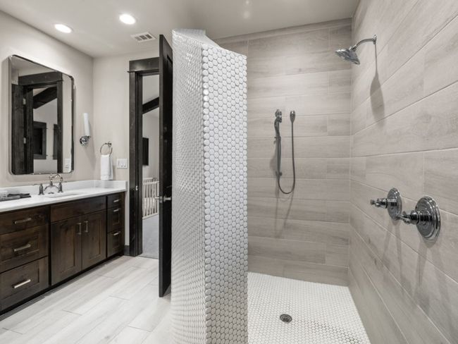 SECOND BATH OFF OF LARGE MASTER SUITE | Image 19