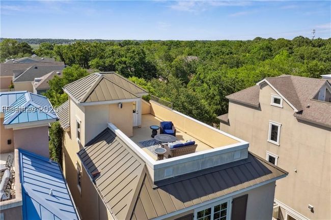 An on-top-of-the-world roof deck affords ocean bre | Image 43