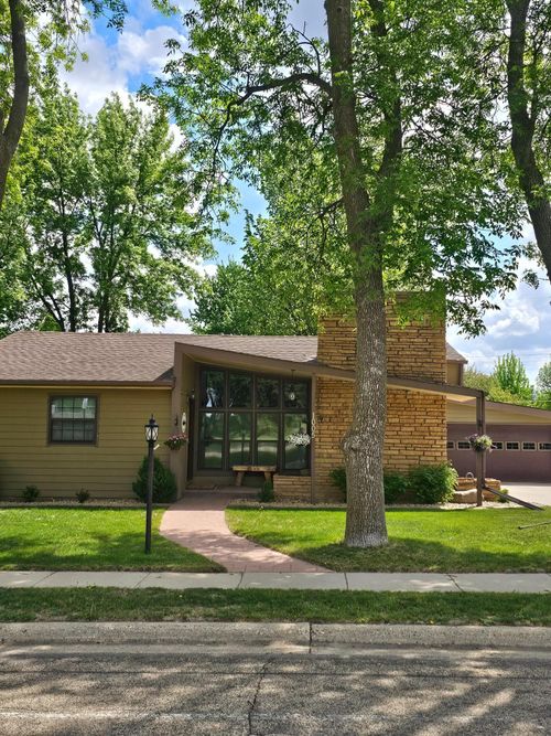 1005 8th Ave Sw, Pipestone, MN, 56164-1017 | Card Image