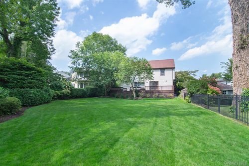 32 Stellar Pl, Pelham, NY, 10803-2426 | Card Image
