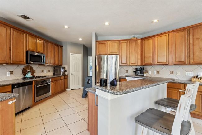 Gas cooktop with lower oven and upper microwave | Image 13