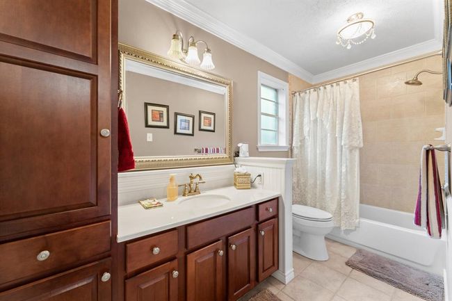 Secondary bathroom has easy access to the secondary bedrooms. | Image 20