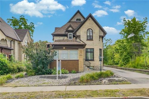 561 Queen St S, Kitchener, ON, N2G1W9 | Card Image