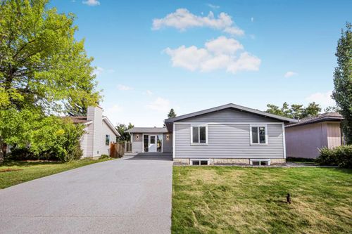 10604 Oakmoor Way Sw, Calgary, AB, T2W2H8 | Card Image