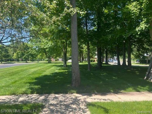 56202 Chesapeake Trl, Shelby Twp, MI, 48316-5062 | Card Image