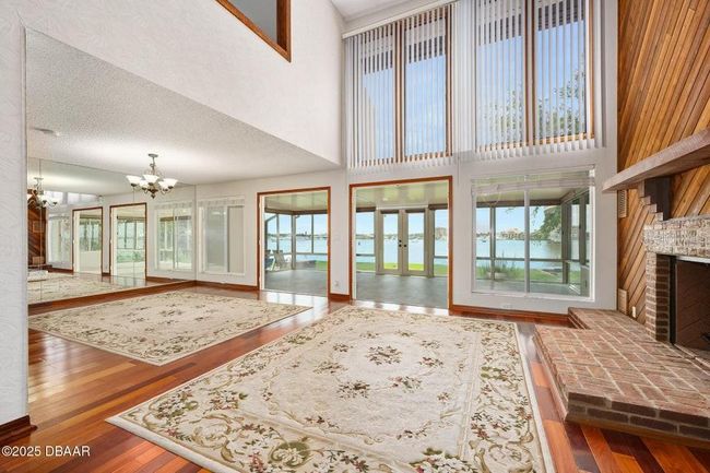 Large Living/Family Room | Image 27