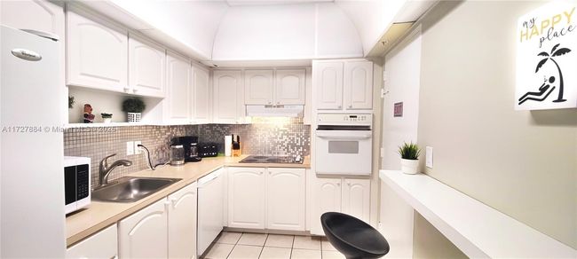 APT-2W - 3801 S Ocean Dr, Condo with 2 bedrooms, 2 bathrooms and null parking in Hollywood FL | Image 4