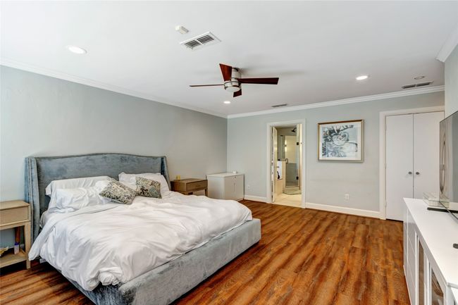Large primary bedroom | Image 20