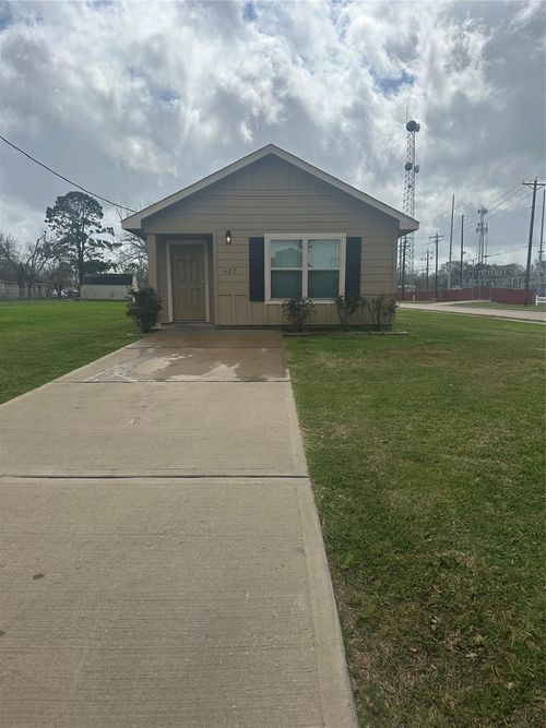 627 W Live Oak St, Angleton, TX, 77515-4263 | Card Image