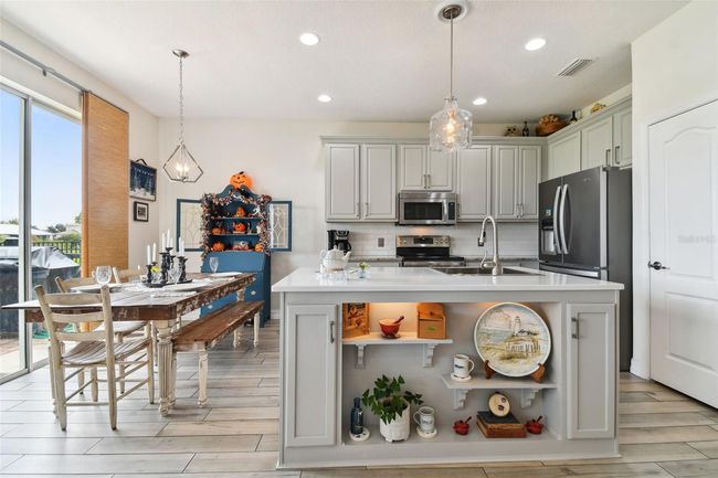 Eat-in kitchen includes all SS appliances! | Image 6