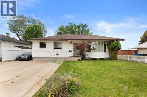 409 8 St Ne, Medicine Hat, AB, T1A5R8 | Card Image