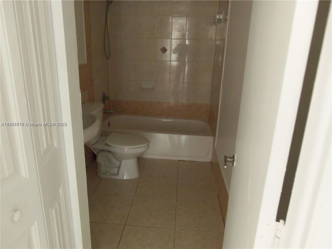 APT-105 - 4156 Inverrary Dr, Condo with 1 bedrooms, 2 bathrooms and null parking in Lauderhill FL | Image 4
