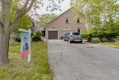 1039 Runnymead Cres, Home with 3 bedrooms, 3 bathrooms and 3 parking in Oakville ON | Image 1