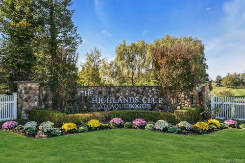 420 Stonecrop Rd, Riverhead, NY, 11901-1220 | Card Image