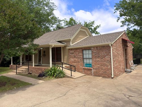 902 W Pearl St, Granbury, TX, 76048-2052 | Card Image
