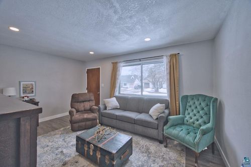 242 Hampshire Dr, Hoyt Lakes, MN, 55750-1236 | Card Image