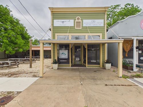 609 W Main St, Fredericksburg, TX, 78624-3131 | Card Image