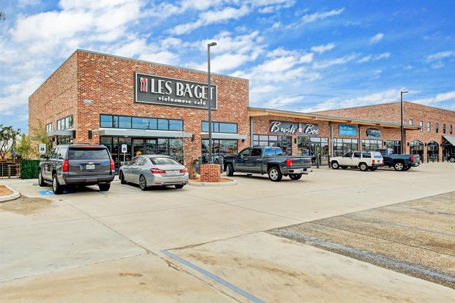 33 1/3 @ 34th: A go-to spot for pho, sushi, beauty, and more—all in a stylish, easy-access setting. By now you can see what a wonderful neighborhood and lifestyle 2019 Du Barry offers. If you can imagine living here, it's time to set an appointment to see 2019 Du Barry ! | Image 49