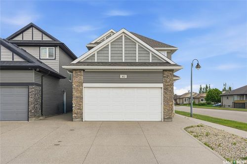 302 Dickson Cres, House with 4 bedrooms, 4 bathrooms and 4 parking in Saskatoon SK | Card Image