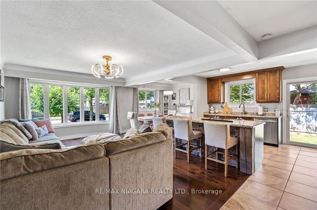 7067 Dirdene St, House other with 3 bedrooms, 2 bathrooms and 2 parking in Niagara Falls ON | Image 6