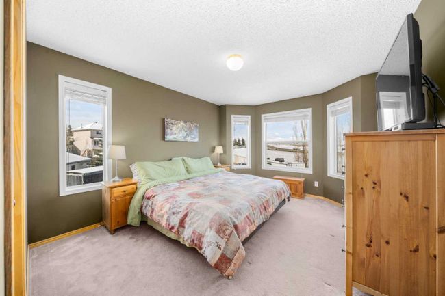 63 Hidden Ranch Close Nw, Home with 3 bedrooms, 2 bathrooms and 4 parking in Calgary AB | Image 22