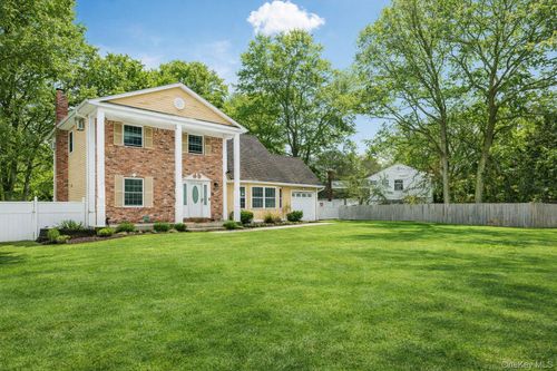 4 Rowe St, Coram, NY, 11727-3528 | Card Image