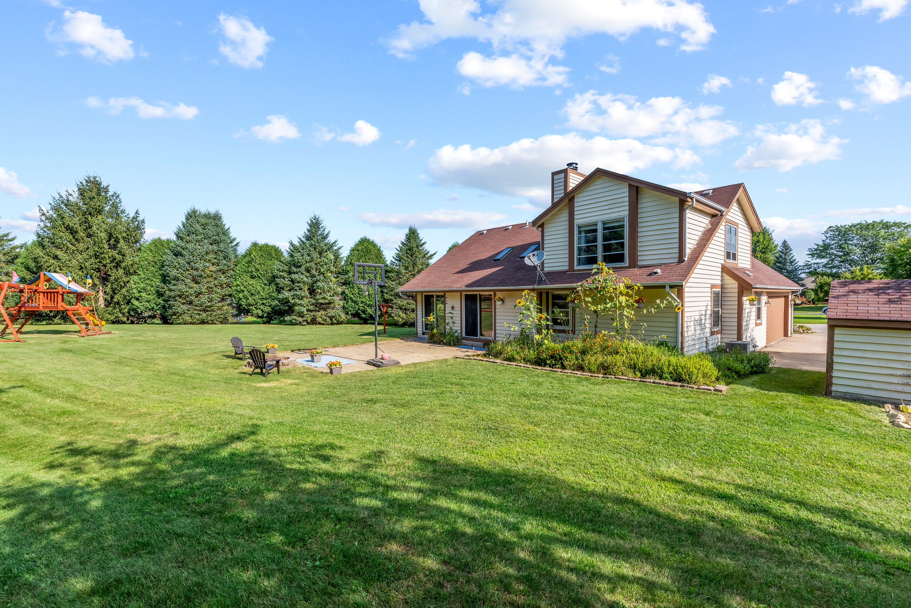 Hickory Ln, Hartford, WI 53027