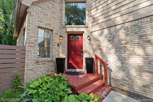 400 La Plaza Ct, Royal Oak, MI, 48073-4088 | Card Image