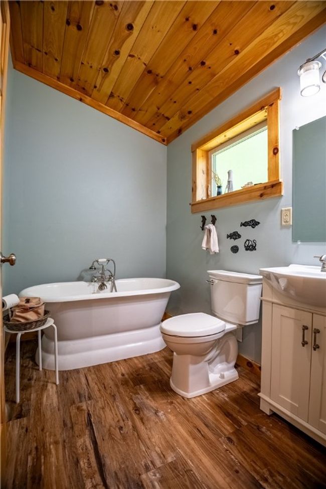 Full Bath Main house | Image 20