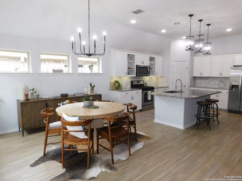 104 Vail Dr, Boerne, TX, 78006-2532 | Card Image
