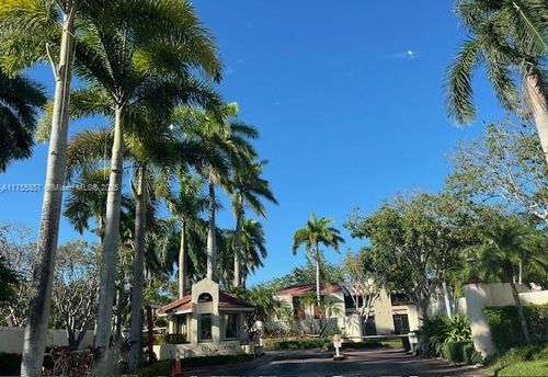 apt-4-20220 Ne 3rd Ct, Miami, FL, 33179-5207 | Card Image