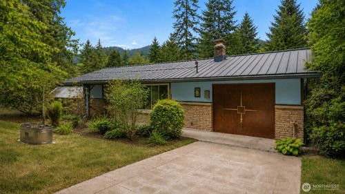 9429 240th Ave Se, Issaquah, WA, 98027-4728 | Card Image