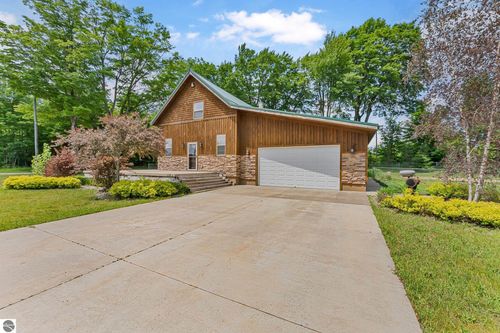 1019 E 32 Rd, Cadillac, MI, 49601-8705 | Card Image