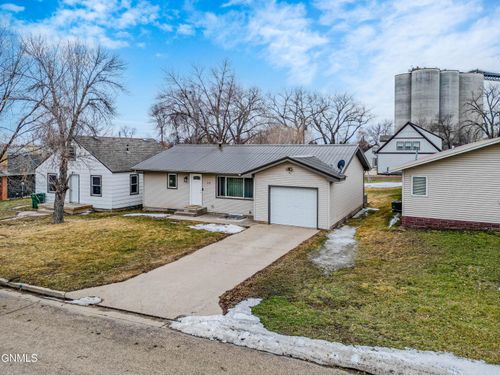 215 2nd St Se, Garrison, ND, 58540-7225 | Card Image