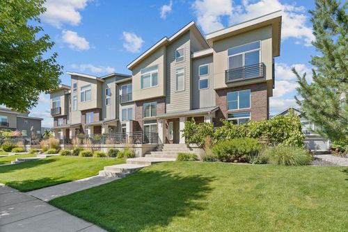 2216 W Summit Pkwy, Spokane, WA, 99201-7010 | Card Image