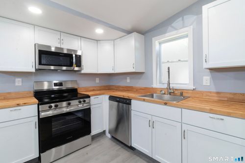 22-525 E Main St, Branford, CT, 06405-2930 | Card Image
