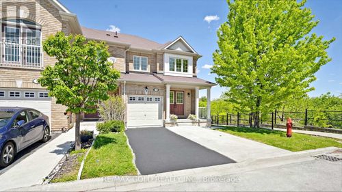 9 Edgewater Court, Brampton (Sandringham-Wellington), ON, L6R0W8 | Card Image