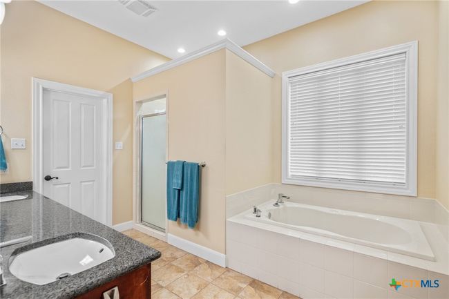 404 Iron Gate, House other with 5 bedrooms, 5 bathrooms and null parking in Victoria TX | Image 28