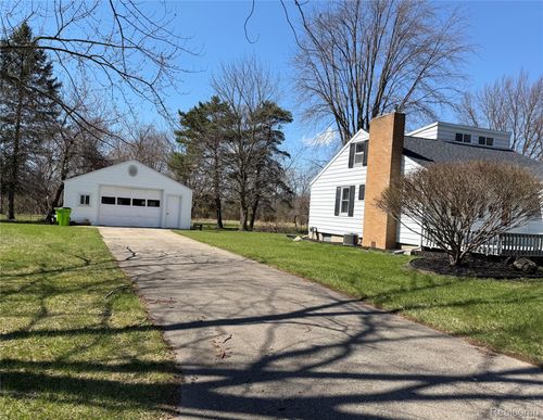 413 Bridson St, Fenton, MI, 48430-1860 | Card Image
