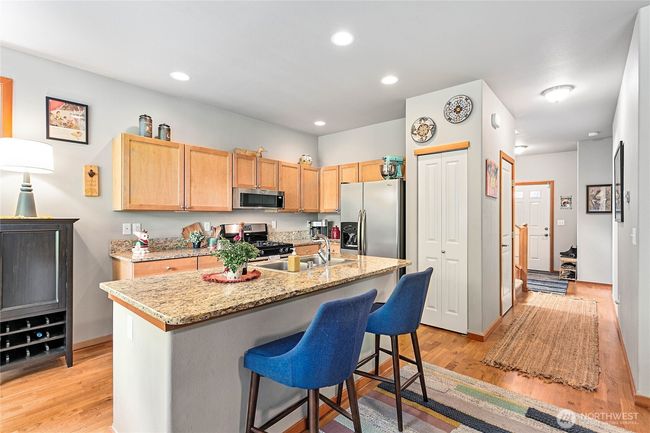 Speedy kitchen of maple, stainless and granite | Image 6