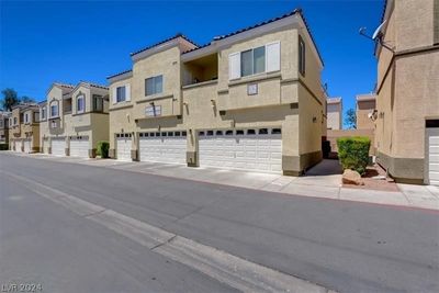 1095 - 6170 E Sahara Avenue, Condo with 3 bedrooms, 2 bathrooms and null parking in Las Vegas NV | Image 3