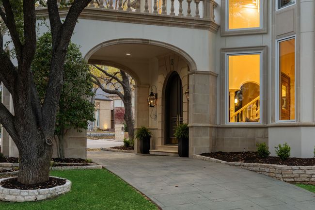 Elegant porte-cochere | Image 37