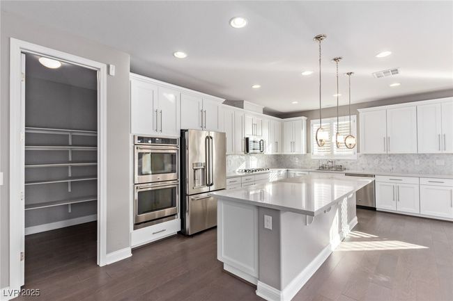 8797 Pinley Spring St, House other with 5 bedrooms, 4 bathrooms and null parking in Las Vegas NV | Image 8