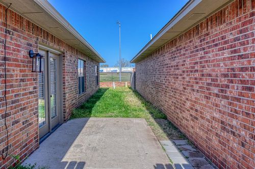 1105 Golden Leaf Dr, Moore, OK, 73160-6755 | Card Image