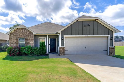 1302 Santa Cruz, Longview, TX, 75601-8631 | Card Image