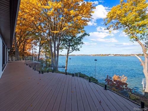 3360 Pine Estates Dr, West Bloomfield, MI, 48323-1952 | Card Image