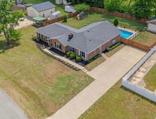 804 Redwood Cir, Columbia, TN, 38401-6057 | Card Image
