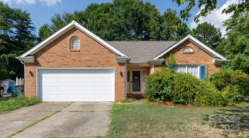 8601 Findon Pl, Charlotte, NC, 28215-9394 | Card Image